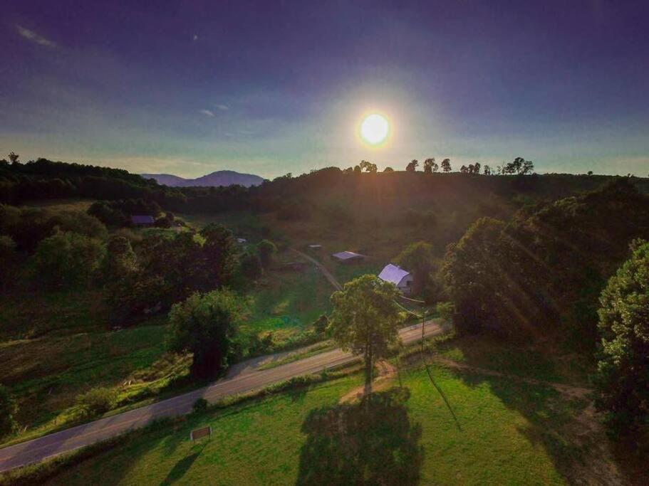 Вілла Foxtail Orchards - The Fox Den Tazewell Екстер'єр фото